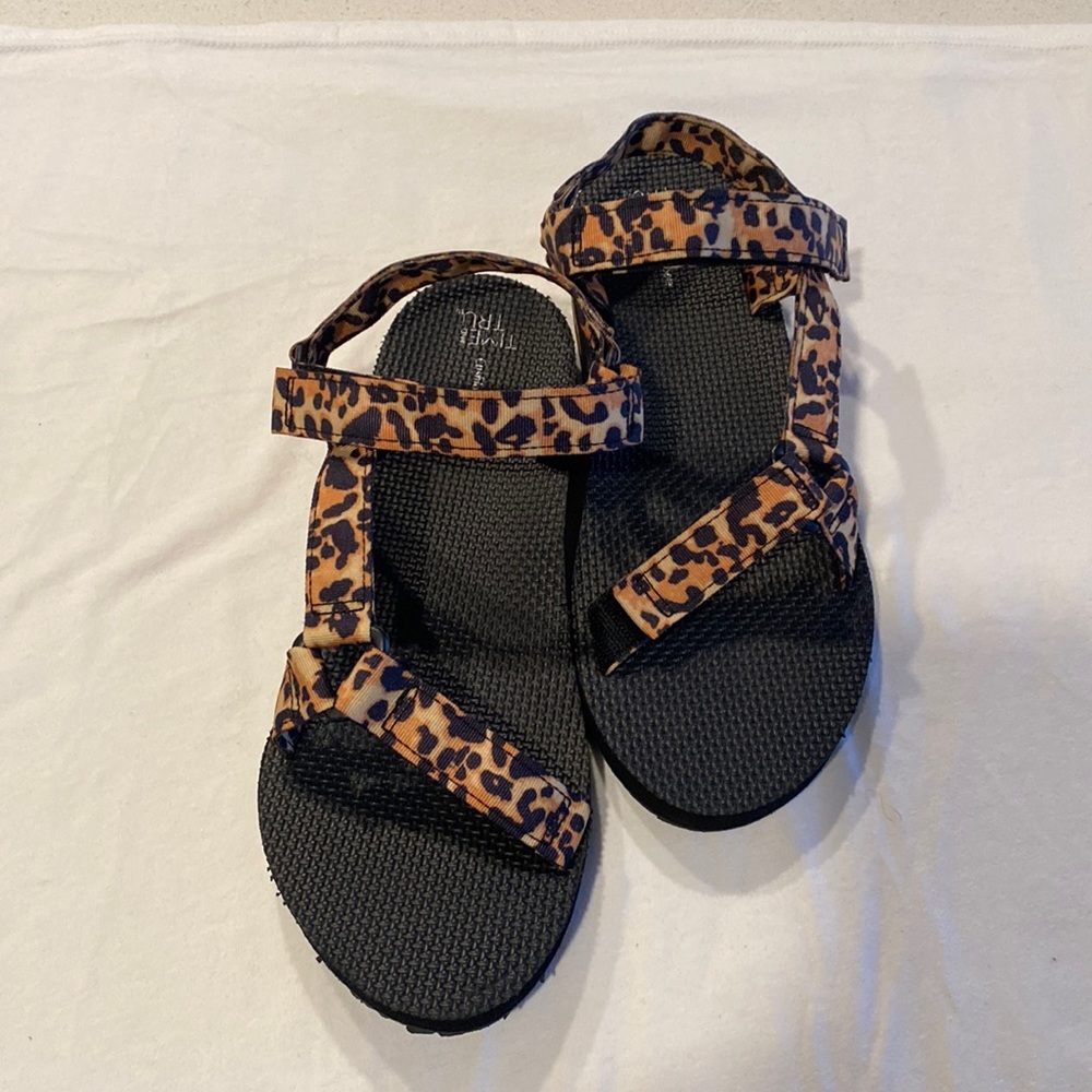 🛍️ Time and Tru Sandals